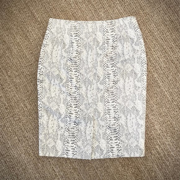Ann Taylor NWT Grey/White Snake Print Pencil Skirt - Picture 5 of 13